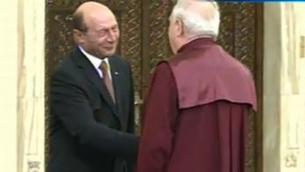 Judecătorii CCR, decorați de președintele Traian Băsescu