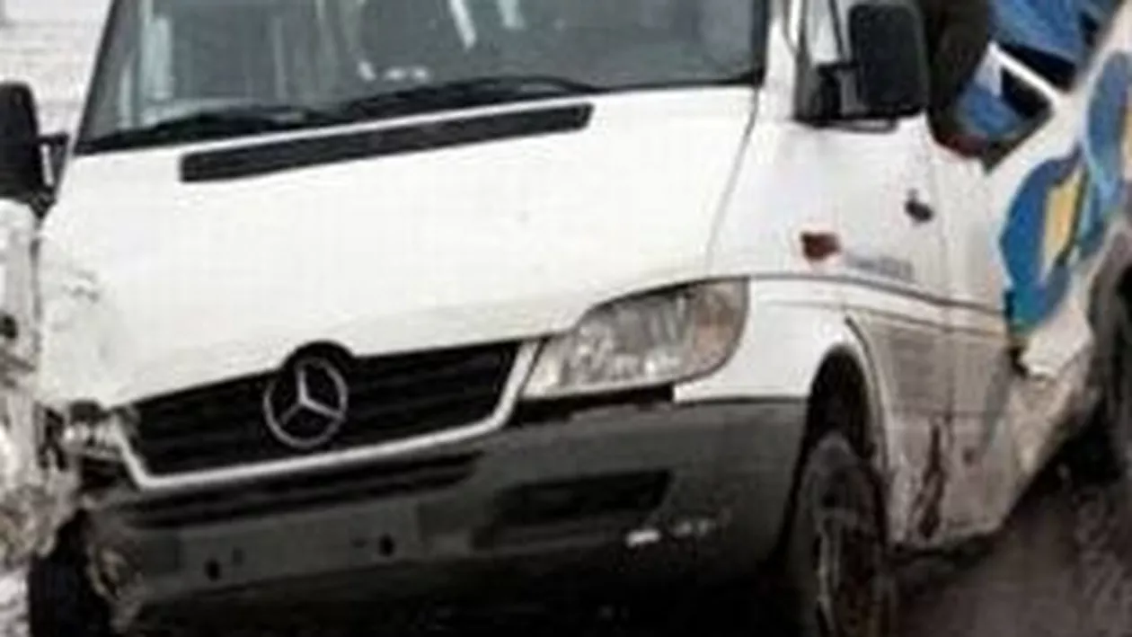 Un bărbat a murit după ce un tir încărcat cu ciment s-a răsturnat pe centura Sibiului: Traficul este blocat