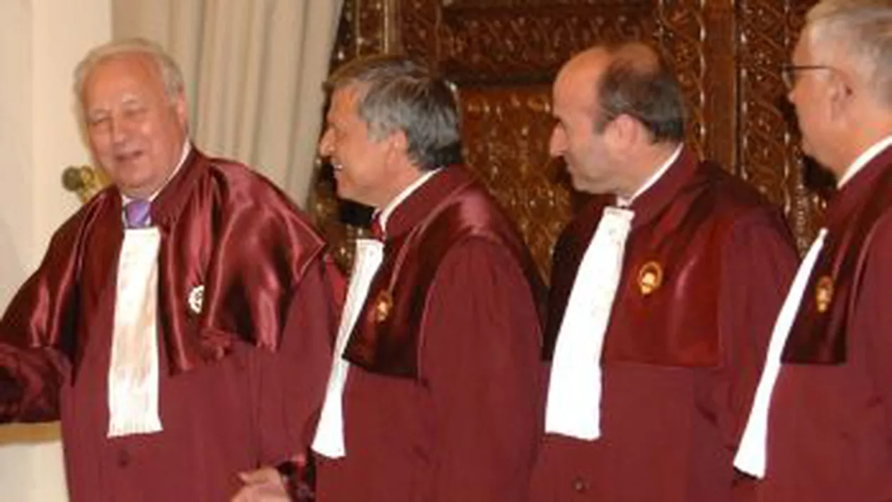 Legea CCR a trecut de Senat: Suspendarea președintelui Băsescu, mai ușoară. Legea referendumului, adoptată pe articole