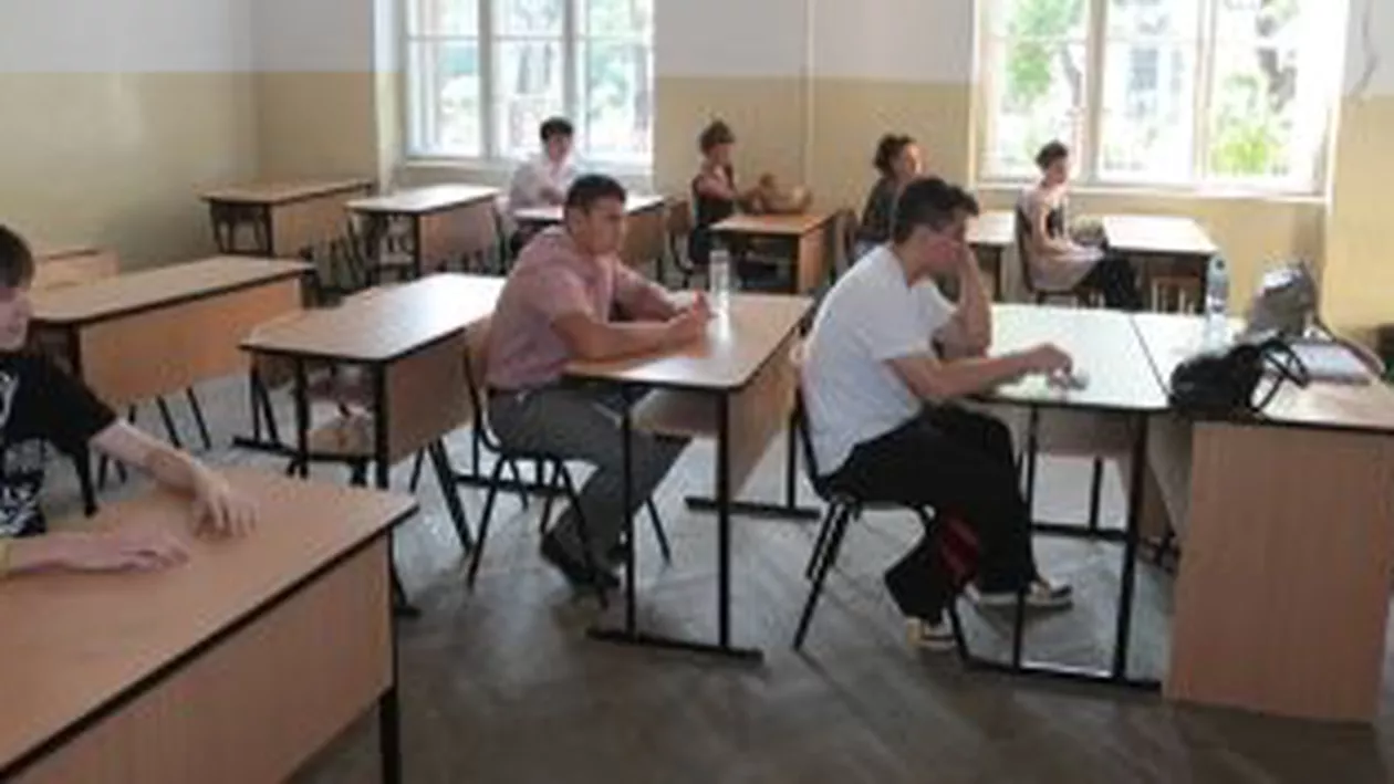 Evaluarea Națională 2012: Absolvenții de clasa a VIII-a susțin proba la Matematică