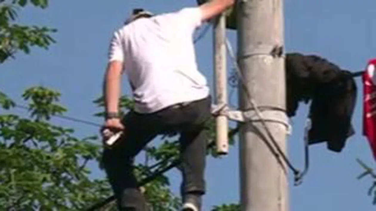 Protest în fața Palatului Cotroceni: Un bărbat amenință că se aruncă dacă nu vorbește cu Traian Băsescu