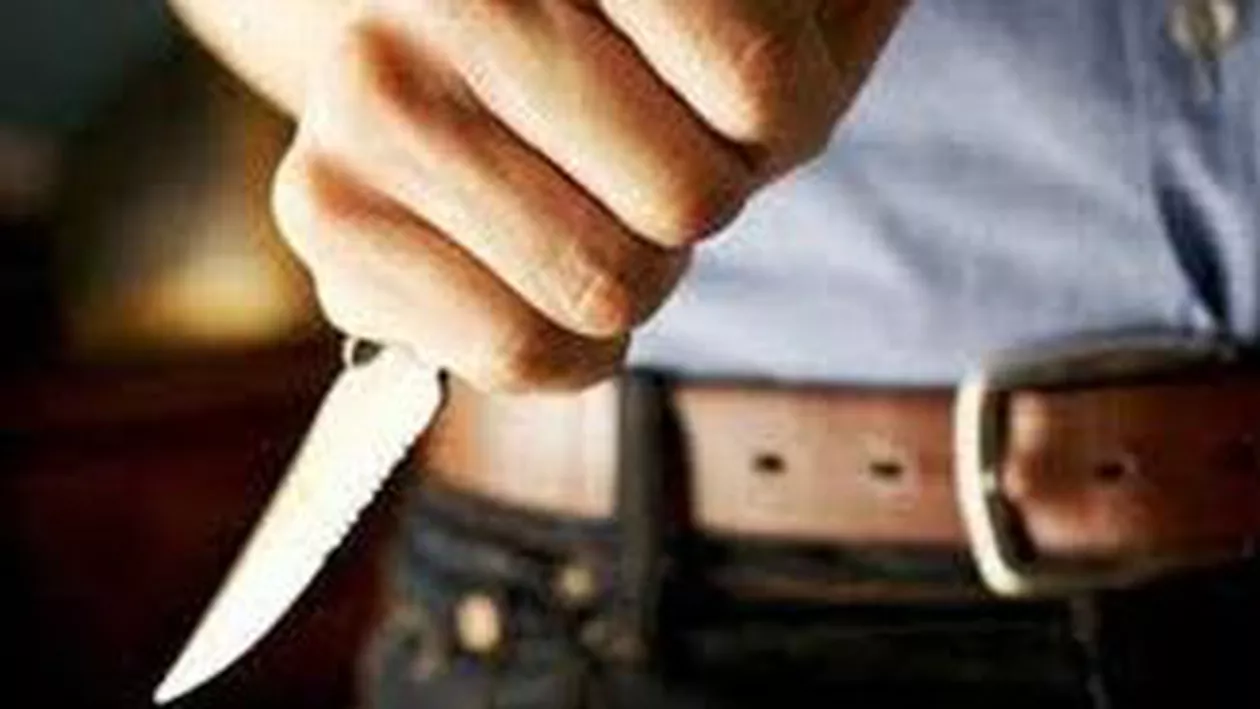 Călăraşi: O tânără de 21 de ani şi un bărbat de 61 de ani, înjunghiaţi de concubinul fetei pe stradă