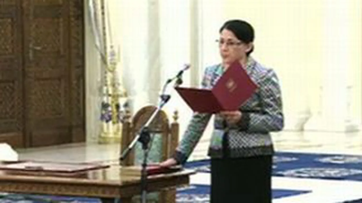 Învestitură cu emoţii: Ecaterina Andronescu s-a încurcat la cuvântul "integritate" în timpul depunerii jurământului