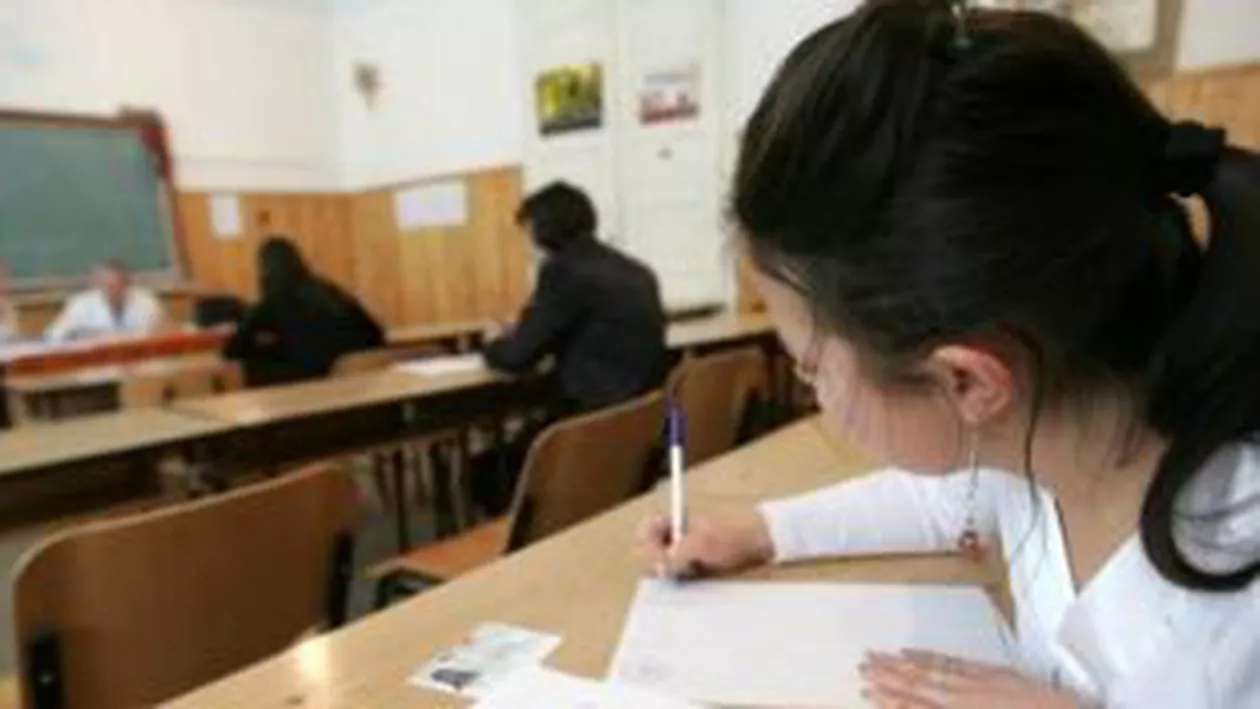 Bac 2012: 120 de elevi dați afară de la examenul de Limba și literatura română pentru că au încercat să copieze
