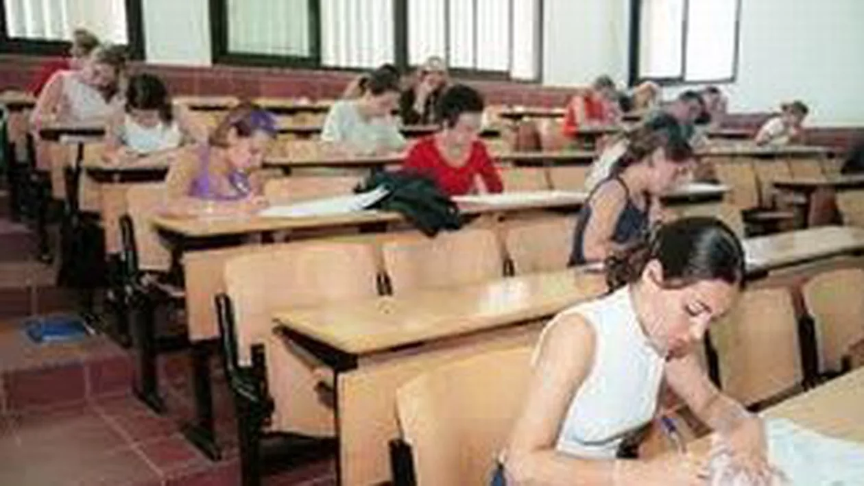 BAC 2012: Absolvenții susțin proba obligatorie a profilului. Vezi subiectele la Matematică și Istorie