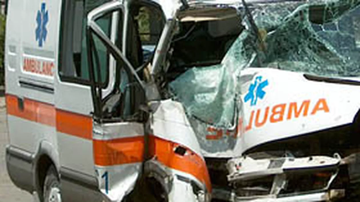 Argeș: Trei persoane rănite, după ce o ambulanță s-a ciocnit cu un autoturism