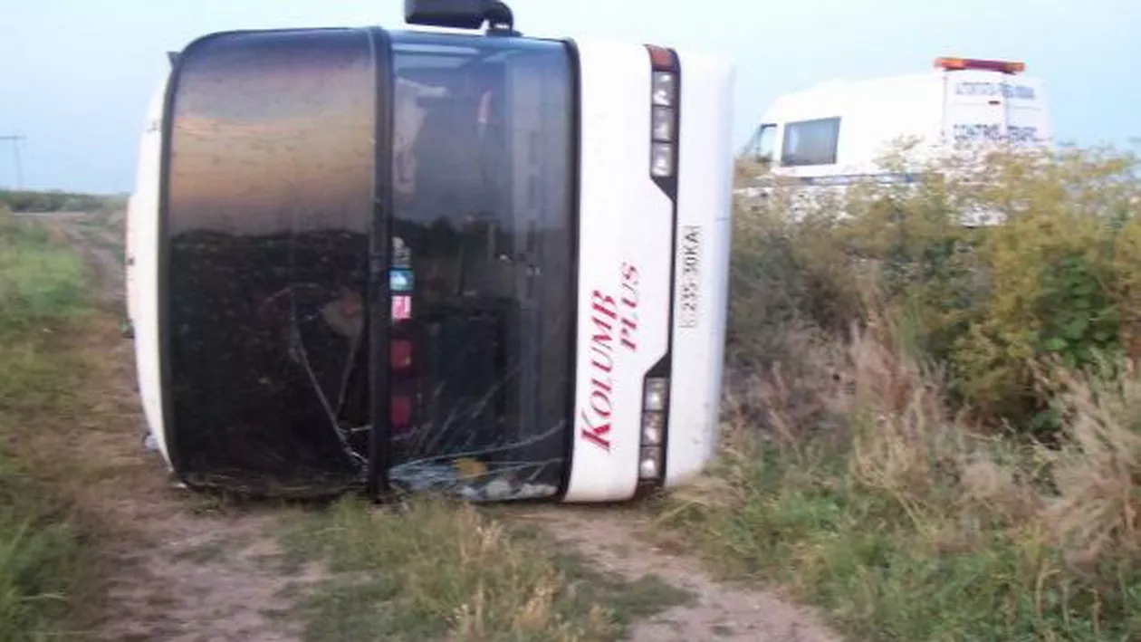 Bacău: Un autocar s-a răsturnat, 12 persoane, majoritatea copii, fiind rănite