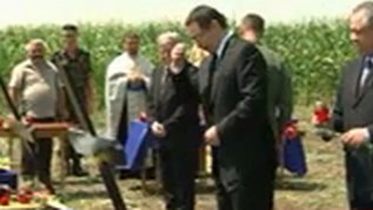 Premierul Victor Ponta aduce un omagiu victimelor accidentului aviatic de la Boboc