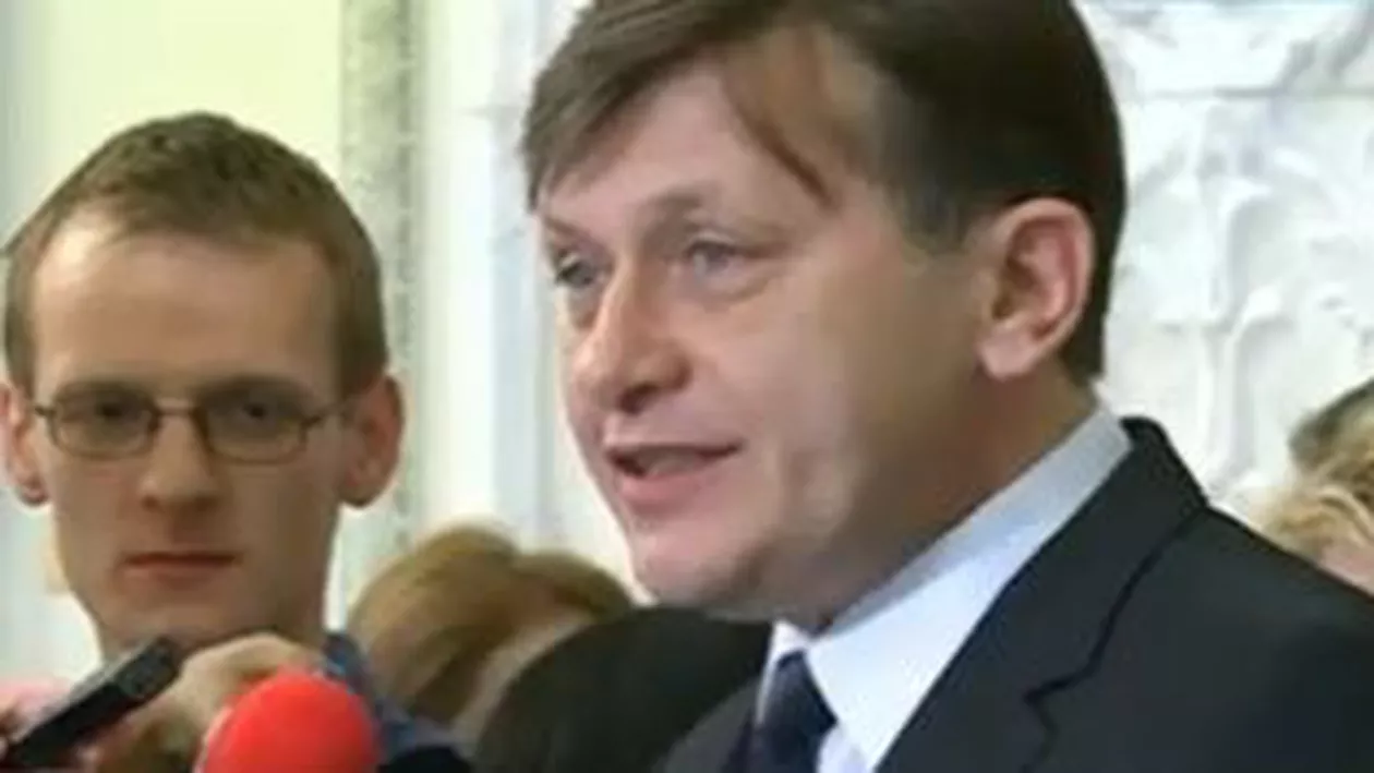 Antonescu: Şedinţa Parlamentului pentru suspendarea lui Băsescu va avea loc la ora 17:00, chiar dacă CCR nu dă avizul până atunci
