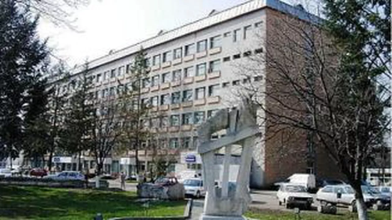 Un tânăr internat la secția de psihiatrie a spitalului din Bistrița s-a urcat pe acoperișul clădirii