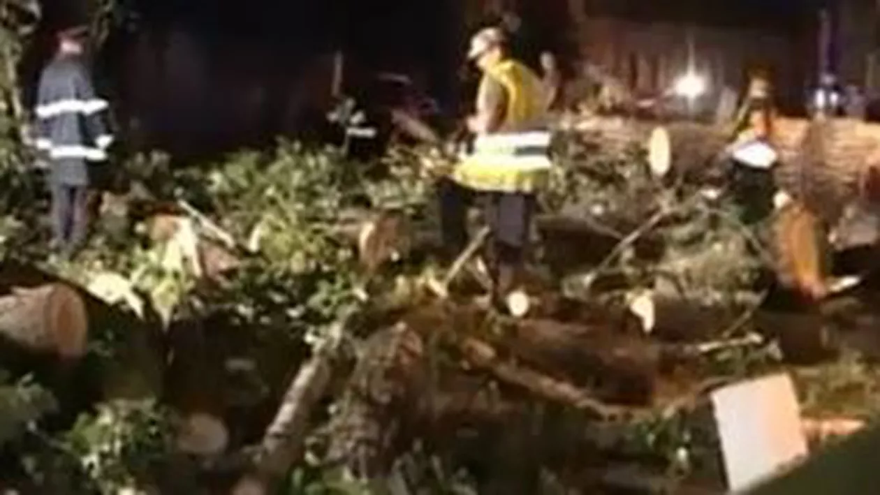 Furtună violentă în Oradea și grindină în Suceava: Mai multe locuințe au fost avariate