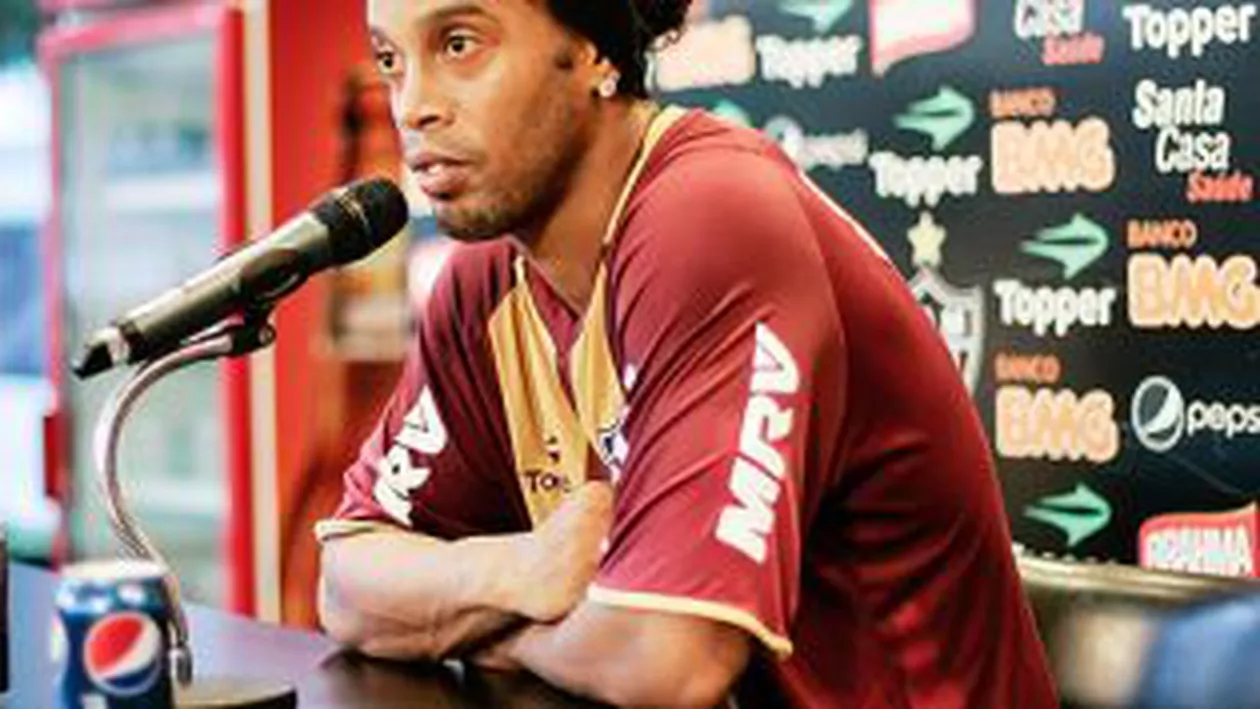 Coca-Cola a reziliat contractul cu Ronaldinho, după ce acesta a apărut cu băutura Pepsi la o conferință