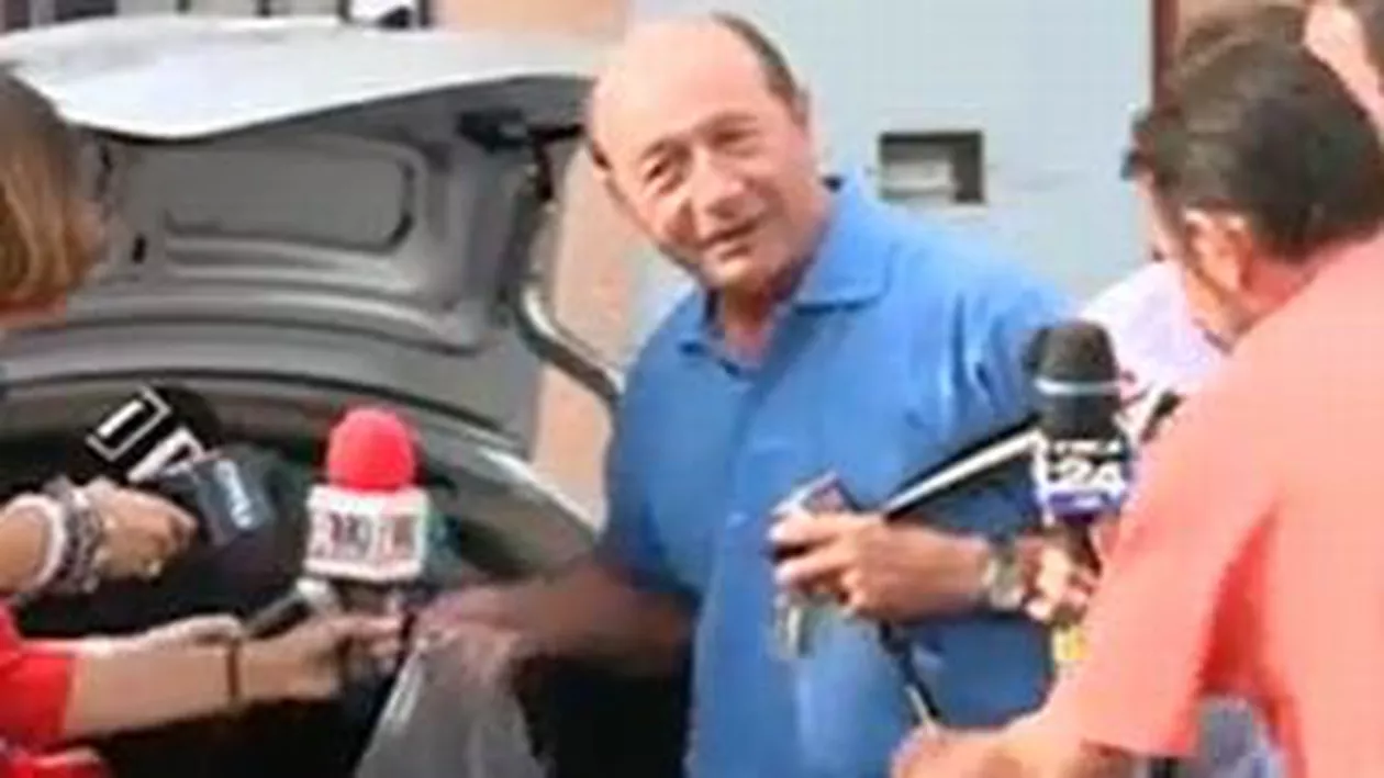 Traian Băsescu a împărţit apă şi fructe jurnaliştilor, la sediul de campanie