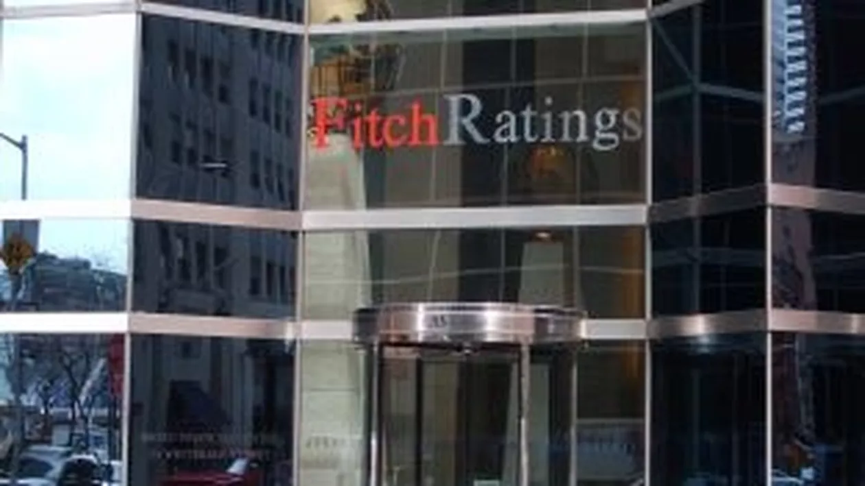 Fitch: Situația politică nu afectează deocamdată ratingul României, dar aceasta nu trebuie să afecteze consolidarea fiscală