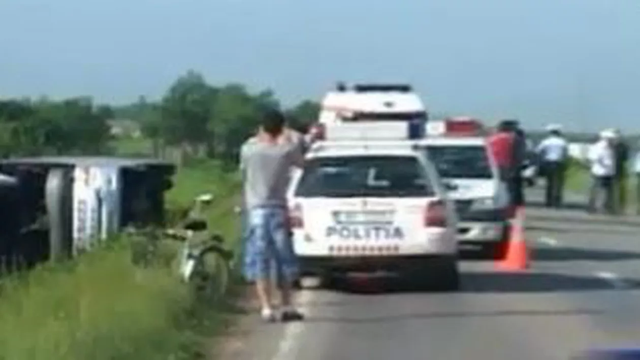 Mehedinți: Autocar răsturnat în localitatea Broșteni. Zece persoane au fost rănite