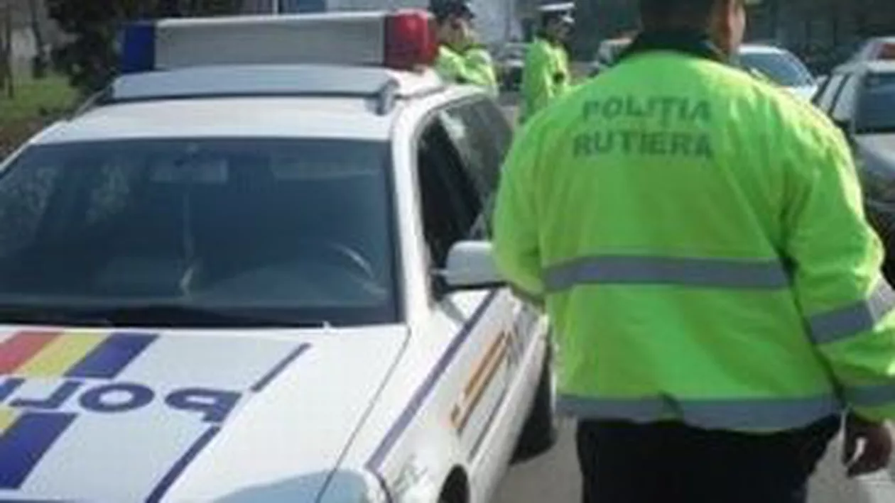 Gorj: Un mort și doi răniți după ce mașina în care se aflau a intrat într-un copac