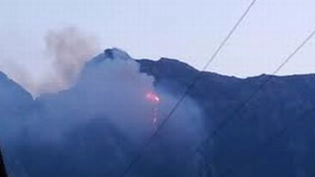Un elicopter MAI intervine pentru stingerea incendiului din Bucegi. Focul se extinde din cauza curenților