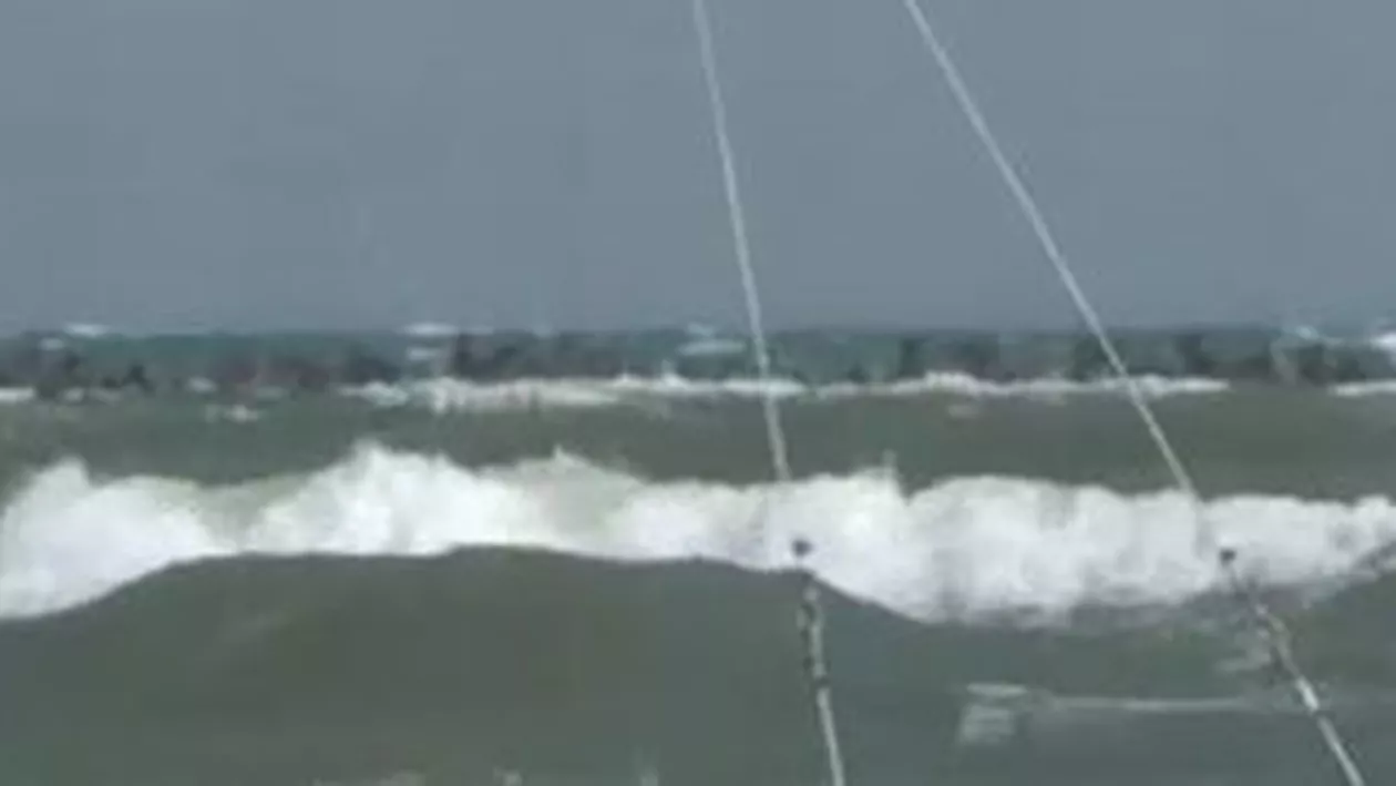 Vânt puternic la Mamaia: Salvamarii au arborat steagul roșu din cauza valurilor mari (VIDEO)