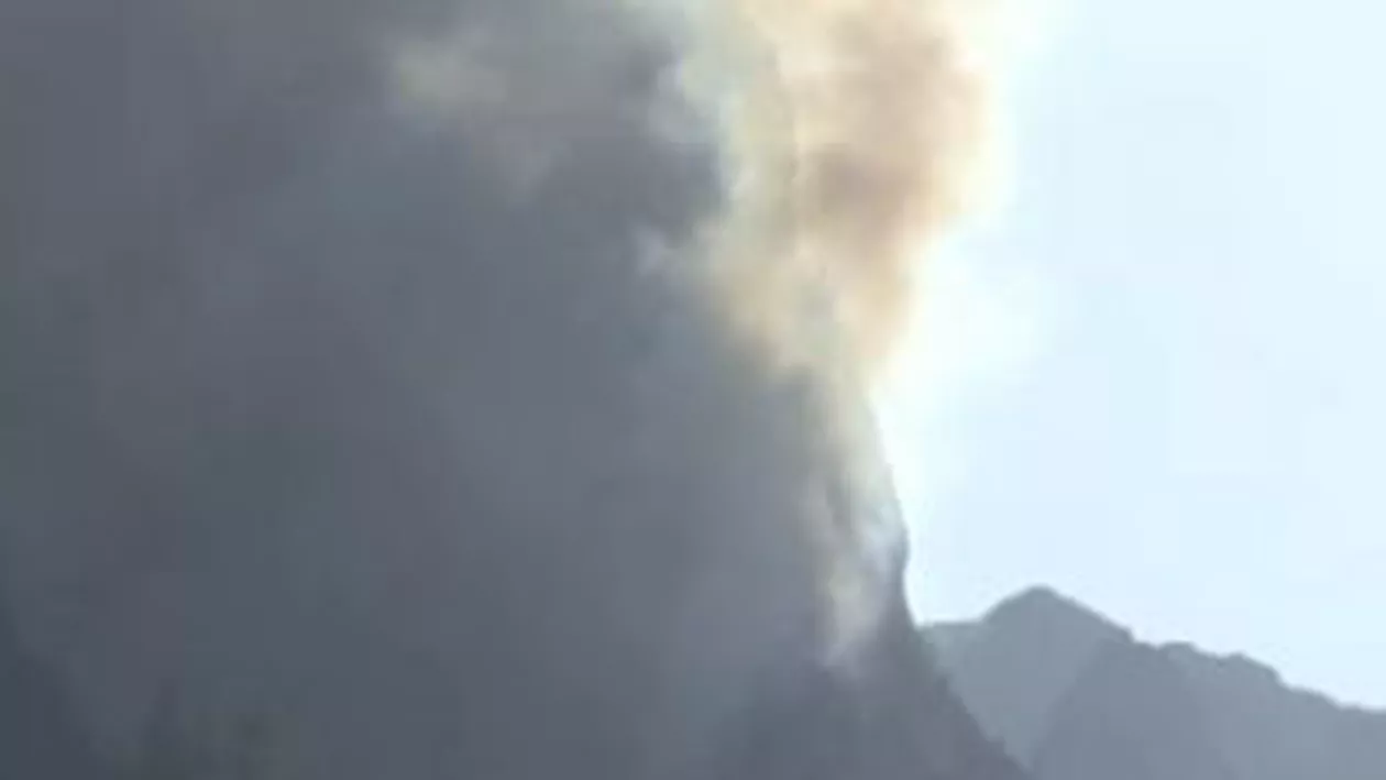Mai multe echipe au intervenit pentru a stinge incendiul de pe Creasta cu Zâmbri din Munţii Bucegi