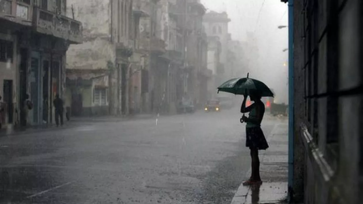 Avertizare nowcasting de ploi și vijelii, emisă de meteorologi pentru nordul țării. Vezi zonele vizate și prognoza meteo