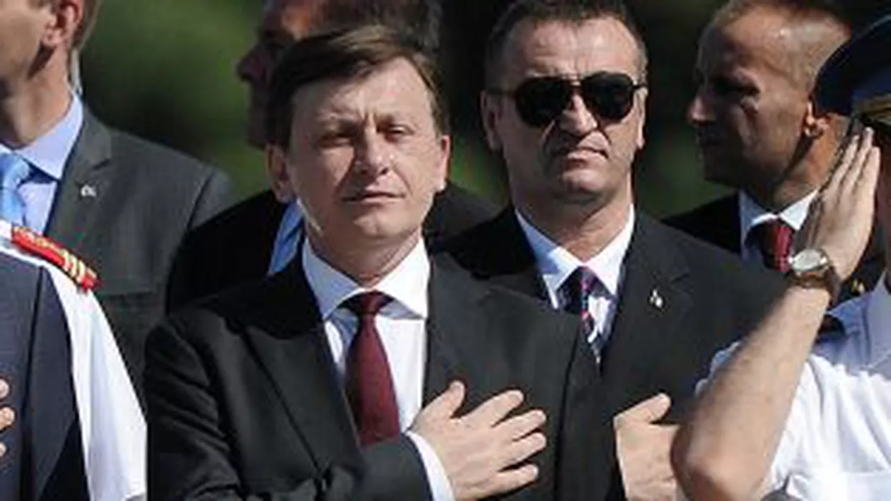 Crin Antonescu, revoluționar doar pe blog: "Minte, domnule, minte de îngheaţă apele Dunării"