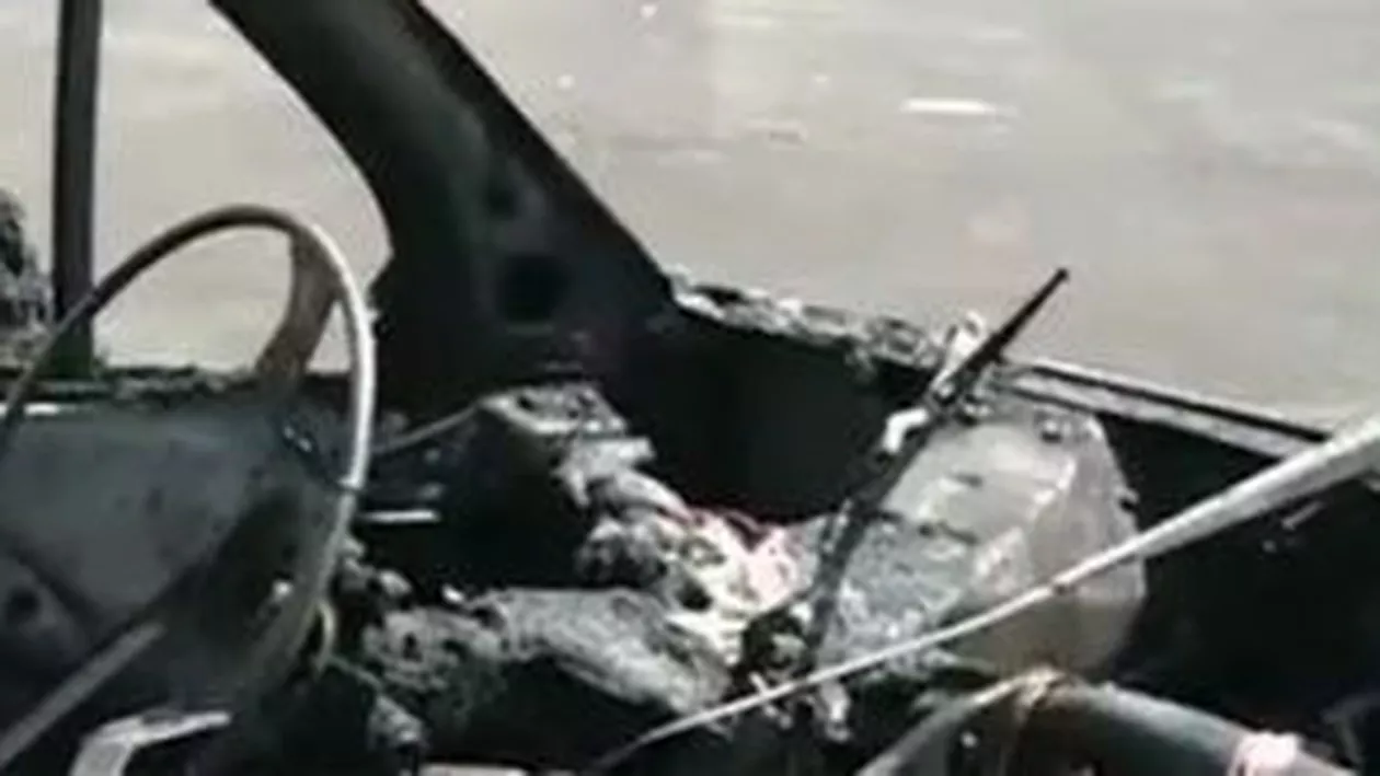 O maşină a luat foc în Piața Victoriei, lângă sediul Guvernului: Flăcările au distrus în totalitate autoturismul