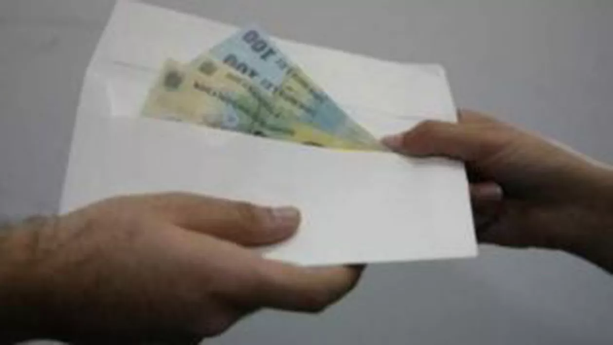 Ginecologul de la Maternitatea Bucur prins în flagrant luând mită, cercetat în stare de libertate