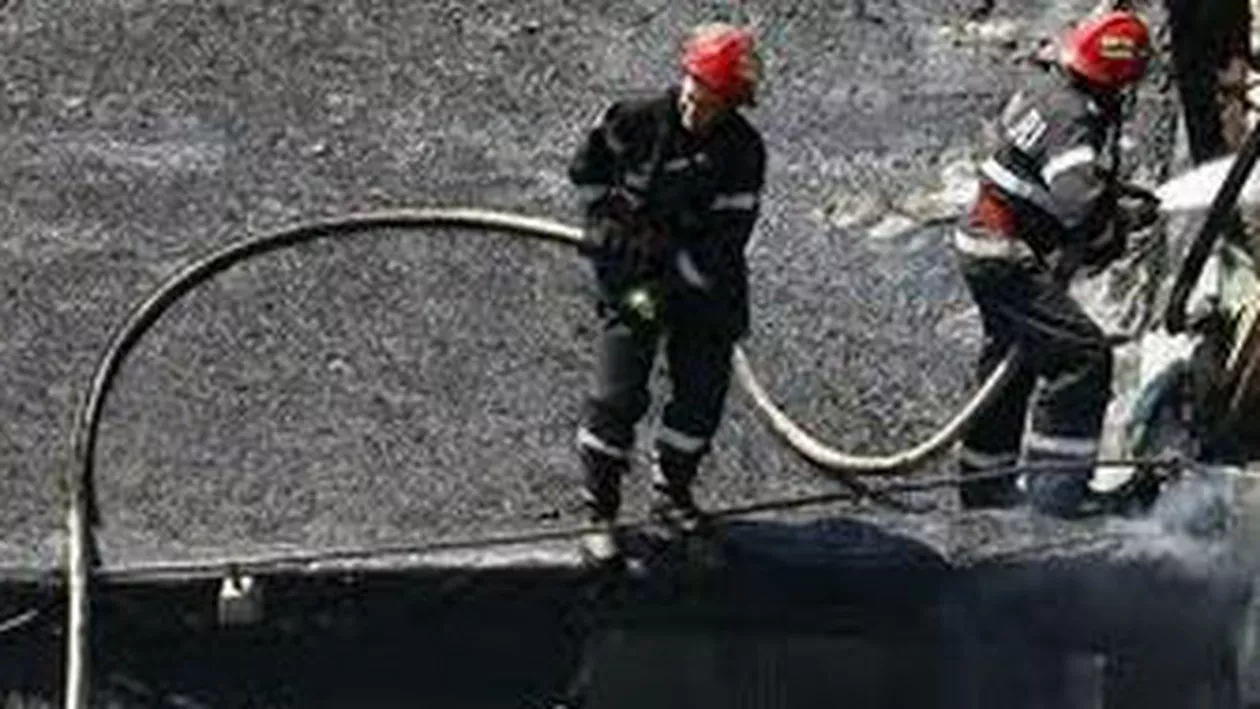 Incendiu în Sectorul 2 al Capitalei: Acoperișul unui restaurant a luat foc