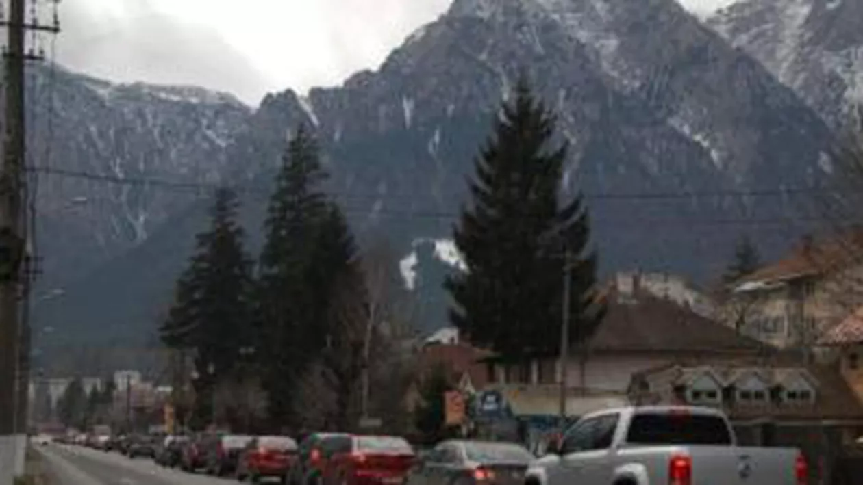 Aglomerație în trafic în staţiunile de pe Valea Prahovei: Cozi de zeci de kilometri pe DN1