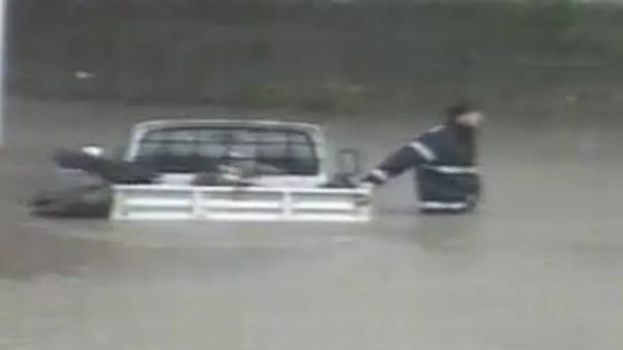 Ploi torențiale în sud-estul țării: Mașini înghițite de ape, acoperișuri smulse și stâlpi doborâți (VIDEO)