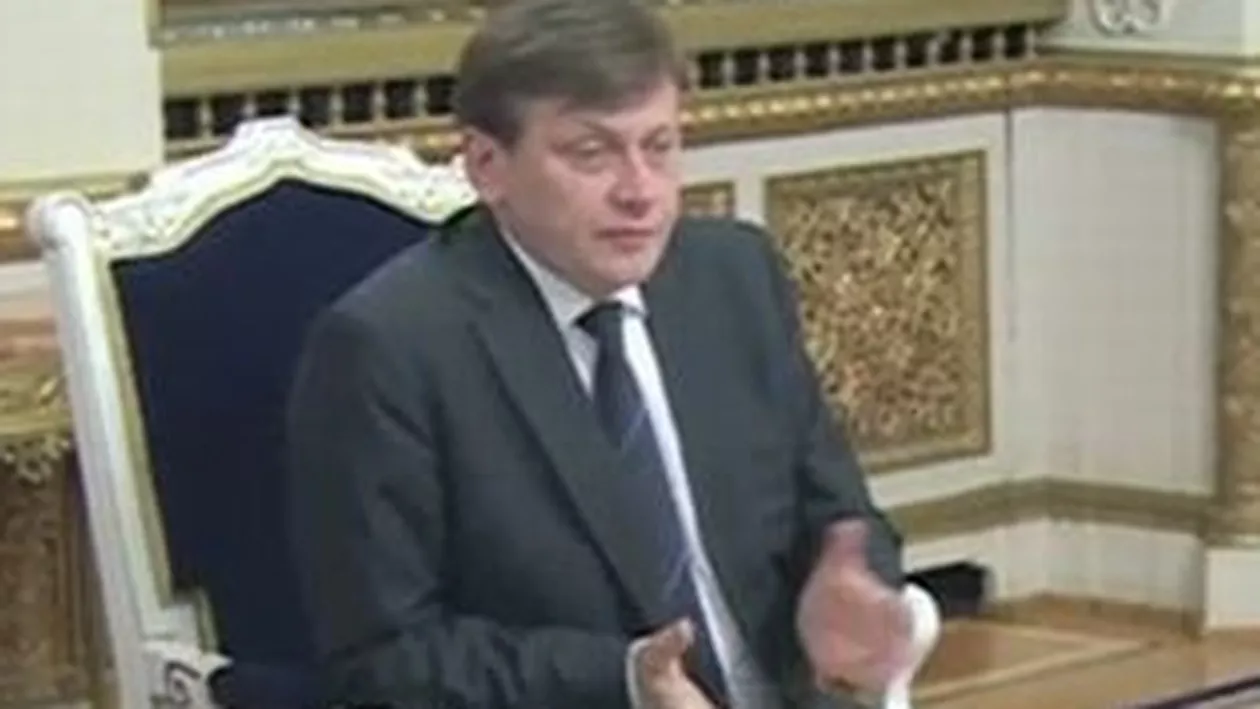 Crin Antonescu și-a făcut cărți de vizită pe care a scris funcția de președinte interimar al României