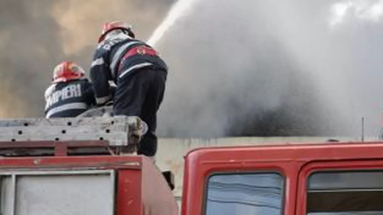 Explozie într-un bloc din Reşiţa soldată cu doi răniţi şi mai multe persoane evacuate