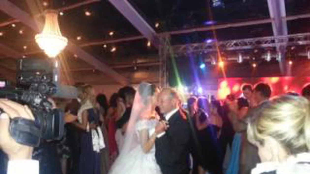 "Dansând cu tata la nunta mea": Imagini de la petrecerea de nuntă a Elenei Băsescu (GALERIE FOTO)