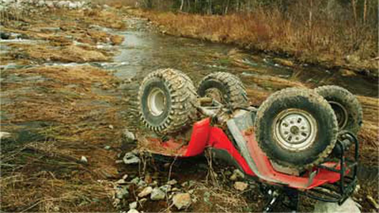 Un sibian s-a rănit grav după ce a intrat cu ATV-ul într-un copac