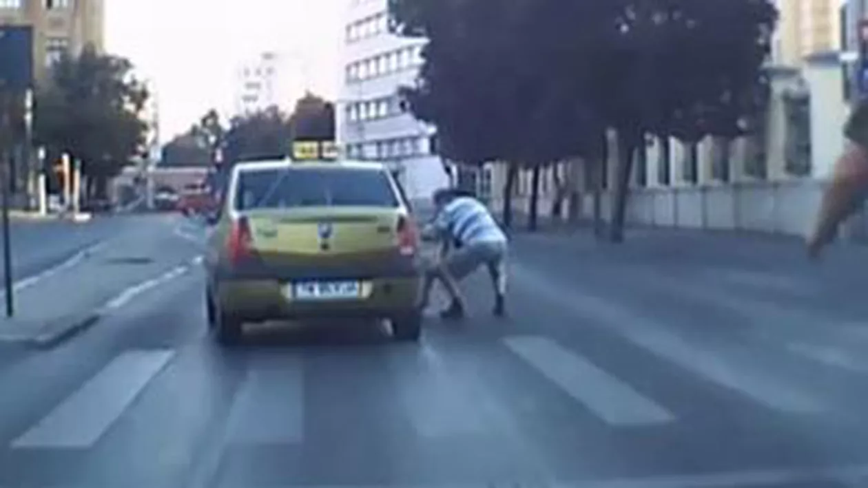 Accident filmat în Timișoara: O femeie a fost lovită de un taxi pe trecerea de pietoni (VIDEO)