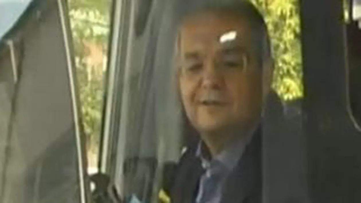 Obligații de  primar: Emil Boc a jucat rolul de vatman și s-a dat cu skateboardul (VIDEO)