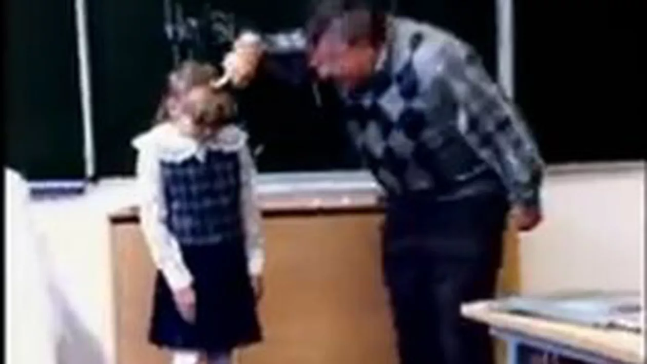 O elevă şi-a făcut singură dreptate: L-a lovit pe profesorul agresiv unde îl doare mai tare, după ce acesta a certat-o (VIDEO)