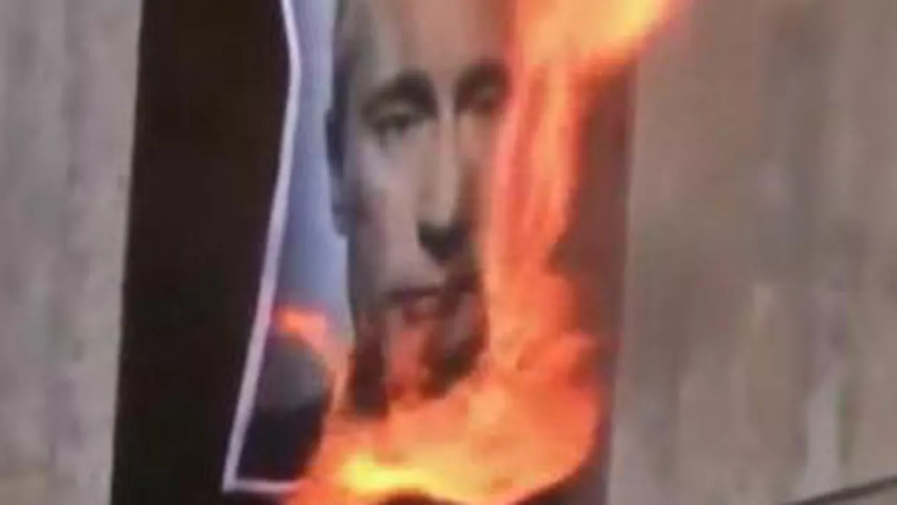 Pussy Riot a înregistrat un clip în care dă foc unui portret al lui Putin (VIDEO)