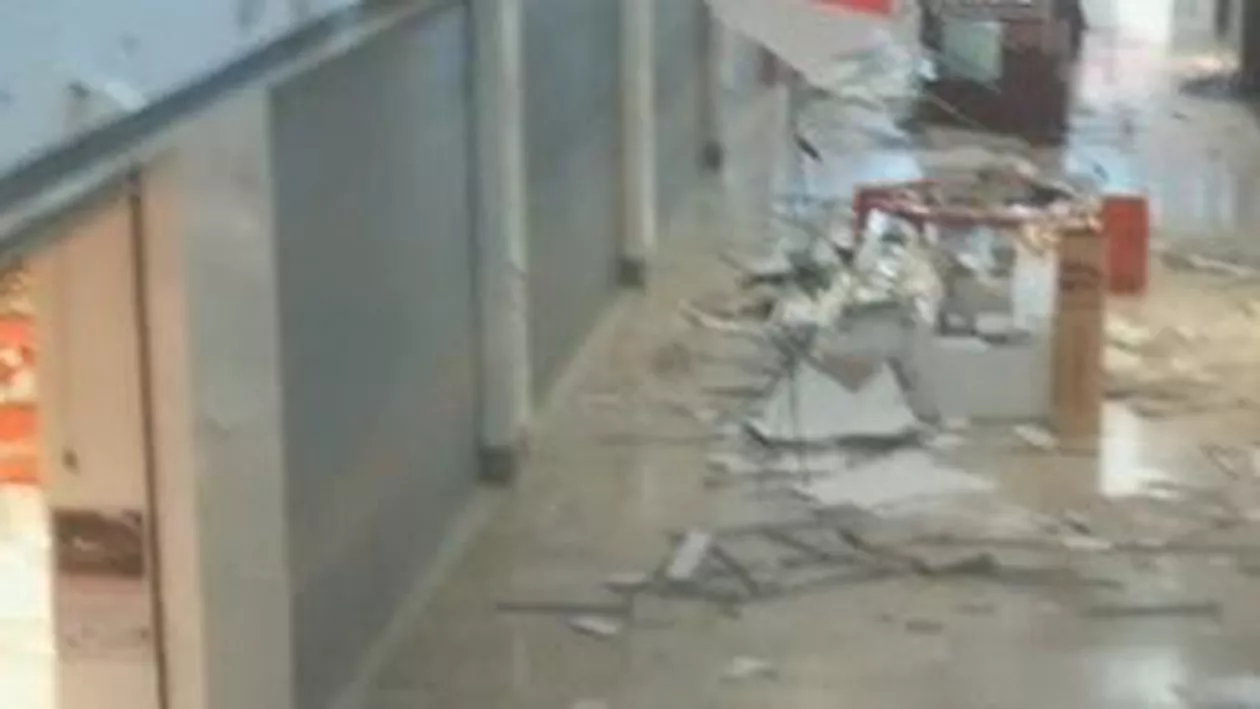 Tavanul unui mall din Arad s-a prăbușit. Din fericire, nimeni nu a fost prins sub dărâmături