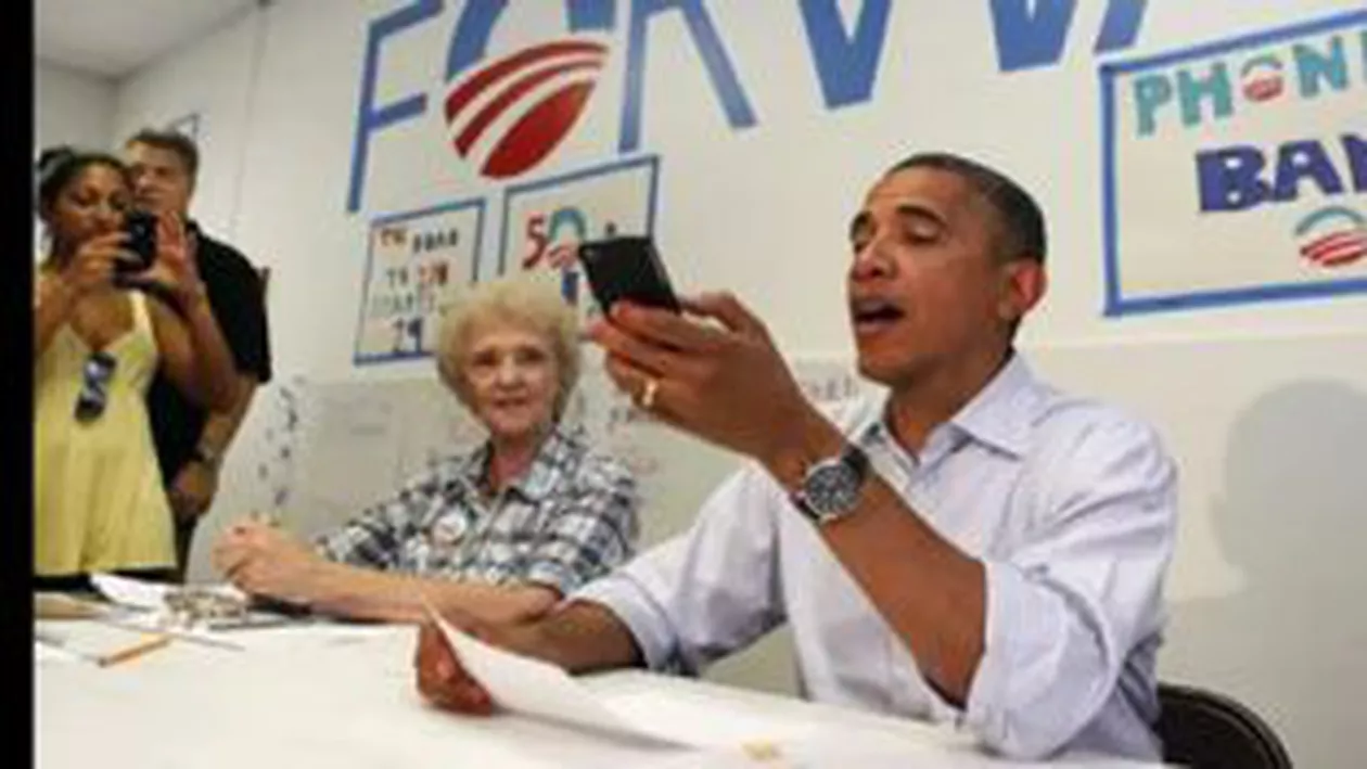 Barack Obama nu știe să folosească un iPhone: ”Vedeți, încă am un BlackBerry” (VIDEO)