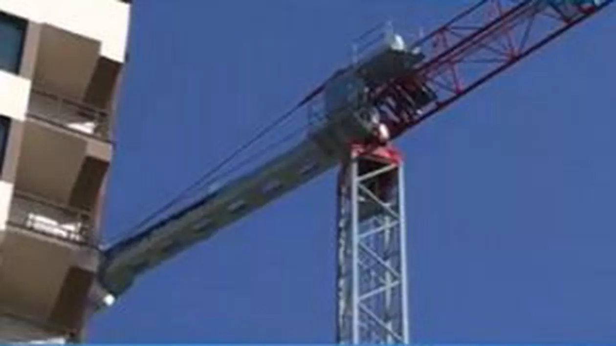 Bărbatul care a ameninţat că se va arunca de pe o macara din sectorul 4 al Capitalei, dat jos
