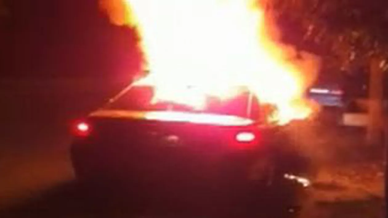 Reglare de conturi în Arad: O mașină de lux a fost incendiată în fața unui bloc (VIDEO)