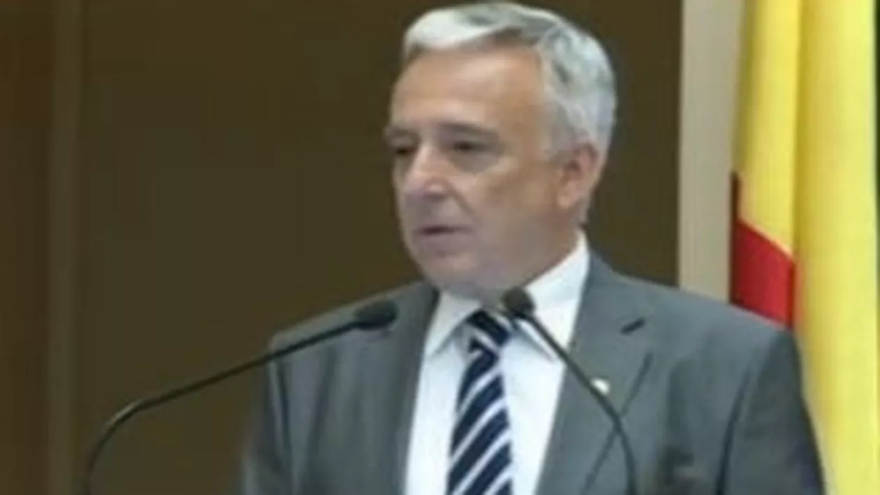Mugur Isărescu: E greu să rezişti tentaţiei de a creşte salariile. Ar trebui să nu te mai numeşti politician, să ai bani şi să nu-i dai pe voturi