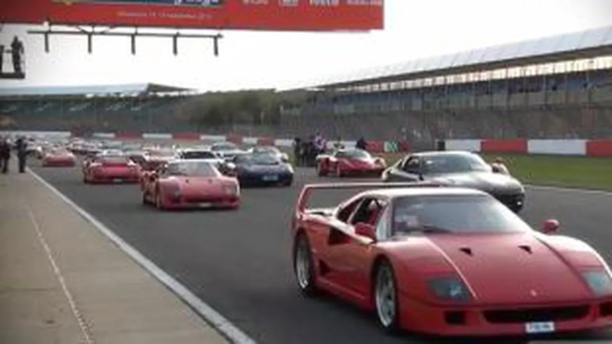 Paradă Ferrari la Silverstone: 964 de automobile au stabilit un nou record Guiness pe celebrul circuit (VIDEO)