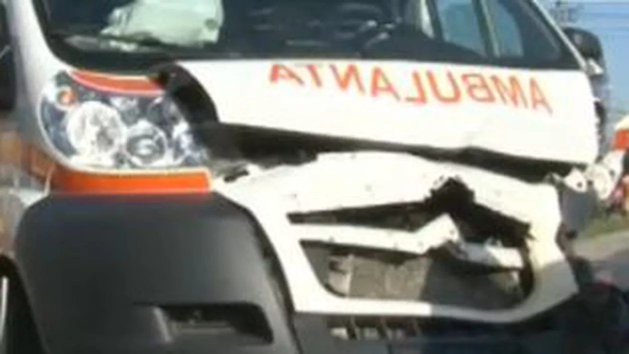 Ambulanţă spulberată de un TIR, în Galaţi: Şoferul salvării şi pacientul transportat au murit. Asistenta a murit