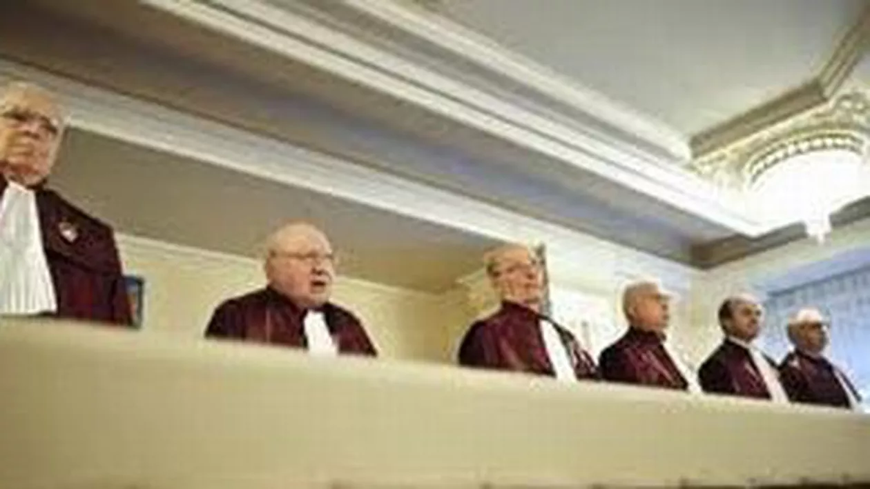 Legea privind modificarea atribuţiilor CCR, neconstituţională. Hotărârile Parlamentului pot fi atacate la CCR