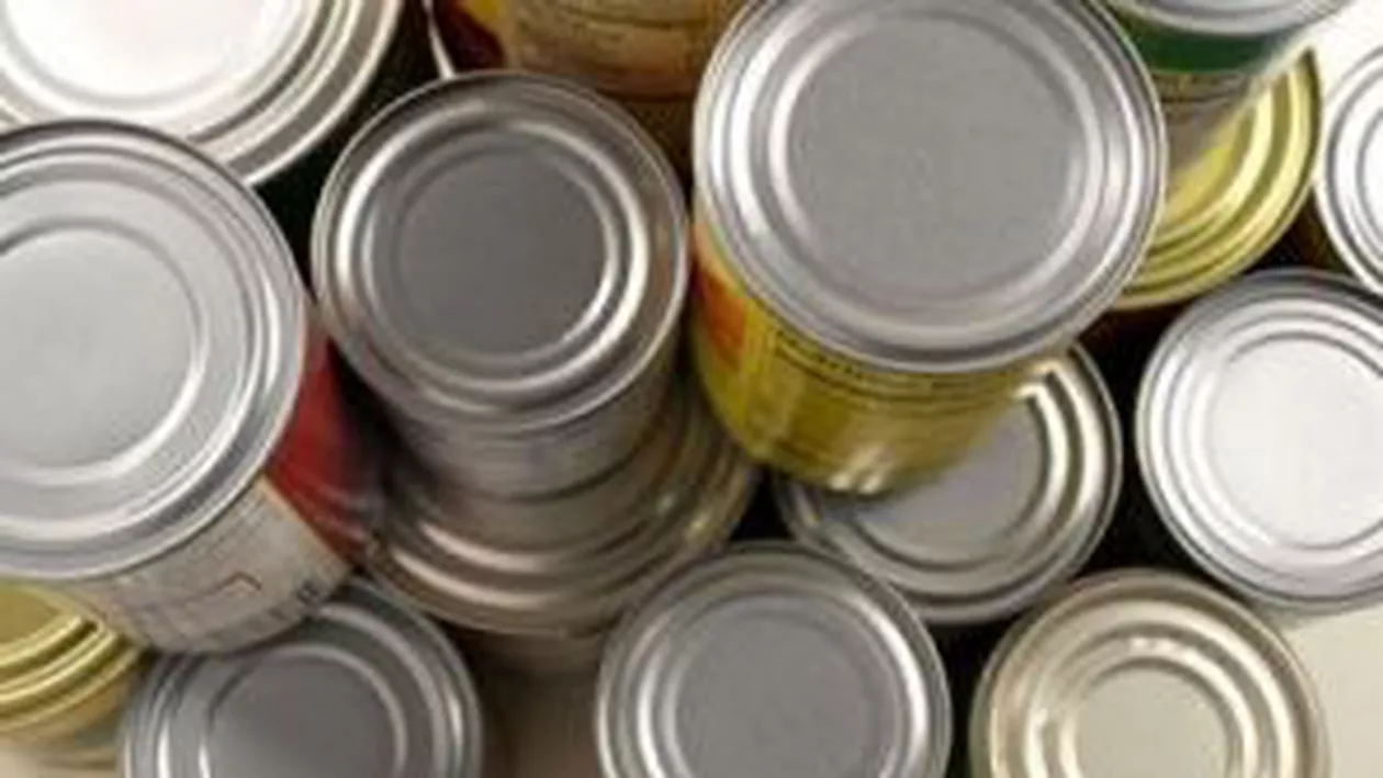 Galați, cantină socială cu mâncare stricată: Mii de conserve expirate și sute de kilograme de produse fără acte de proveniență