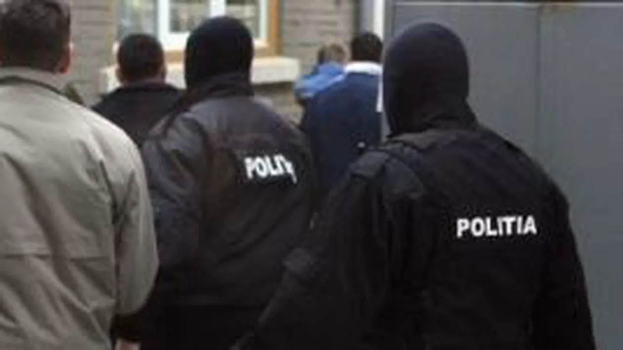 Bacău: Falsificator de carduri, urmărit prin Interpol, ascuns în apropierea casei