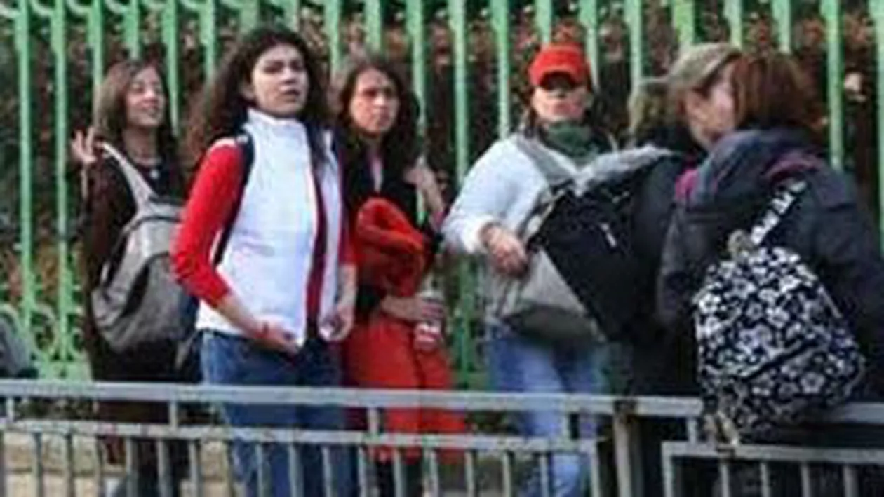 București: Protest spontan la o școală din sectorul 6. Elevii nu vor să cedeze spaţii unui liceu