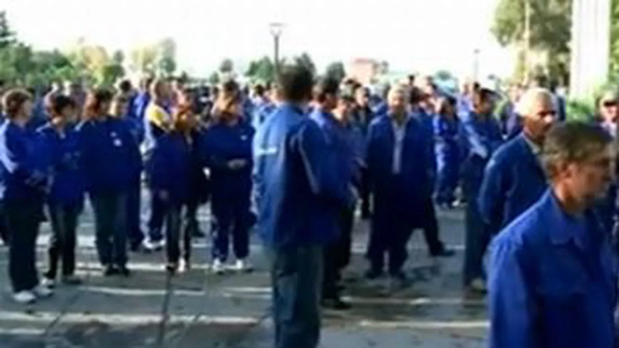 Protestele continuă la Oltchim: Sute de angajați s-au adunat în fața combinatului